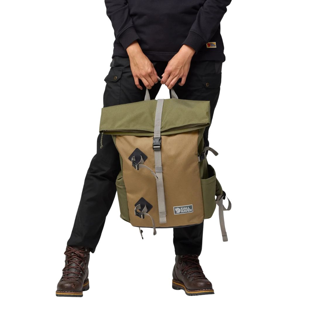 Persona mostrando la mochila Fjällräven Vardag Foldsack 25 en color verde y arena.