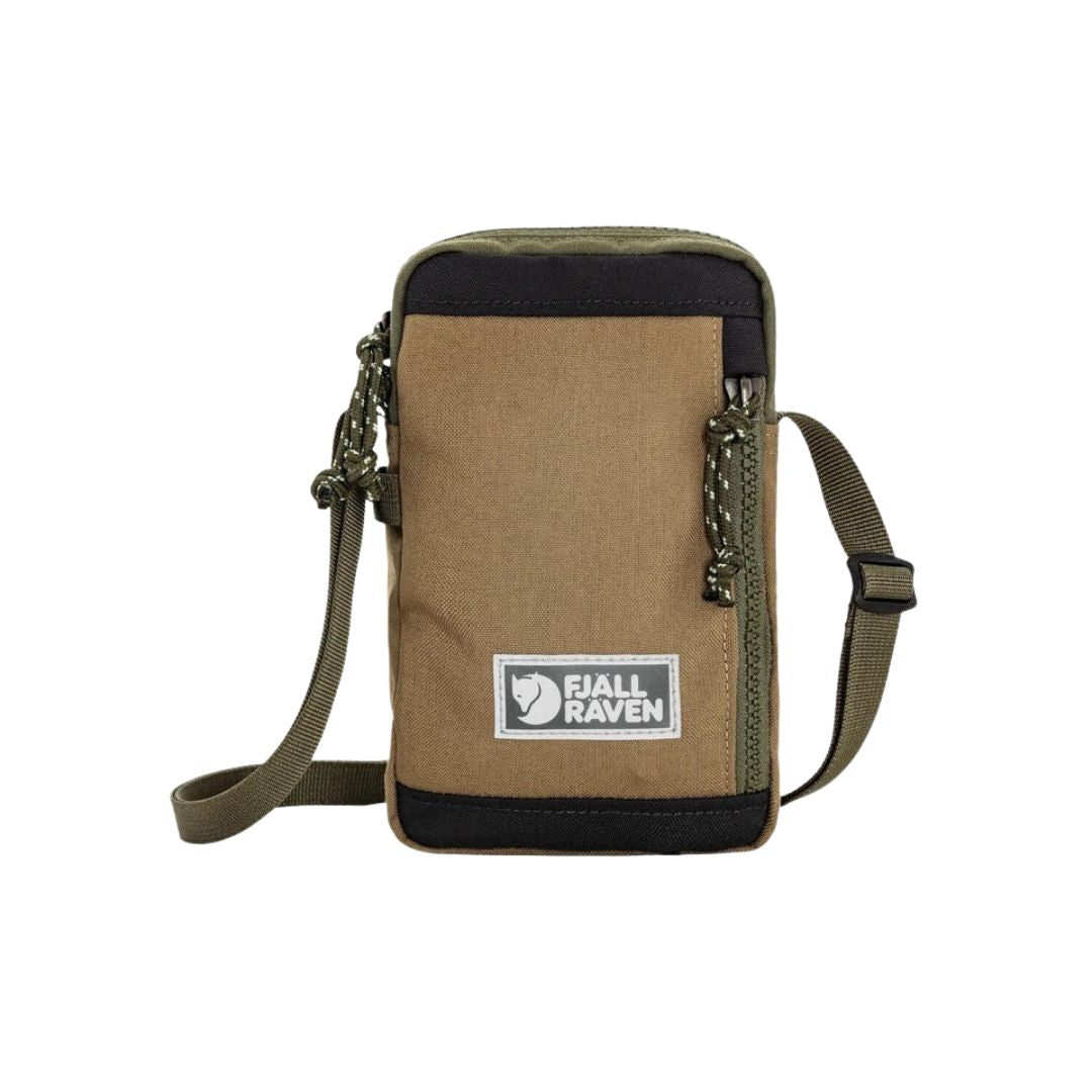 Bolso pequeño Fjällräven Vardag Pocket Small en color green clay con logotipo frontal.