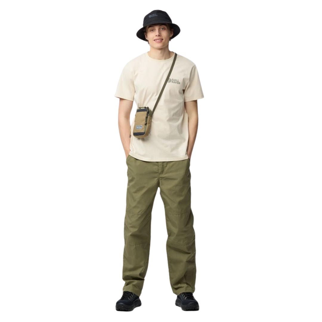 Detalle del bolso Fjällräven Vardag Pocket Small en color green clay colgado al cuerpo.