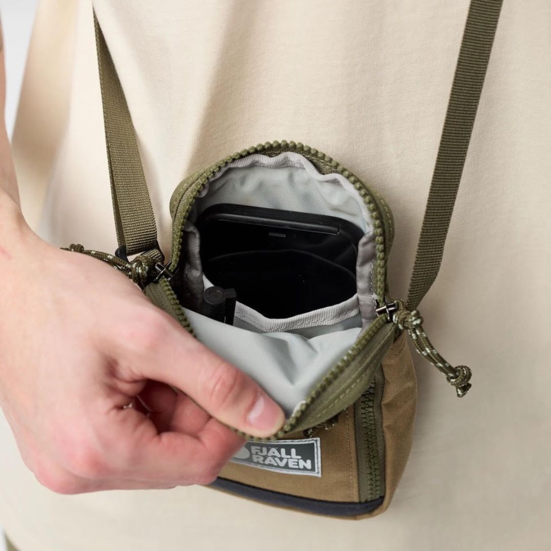 Interior del bolso Fjällräven Vardag Pocket Small en color green clay con compartimento principal.