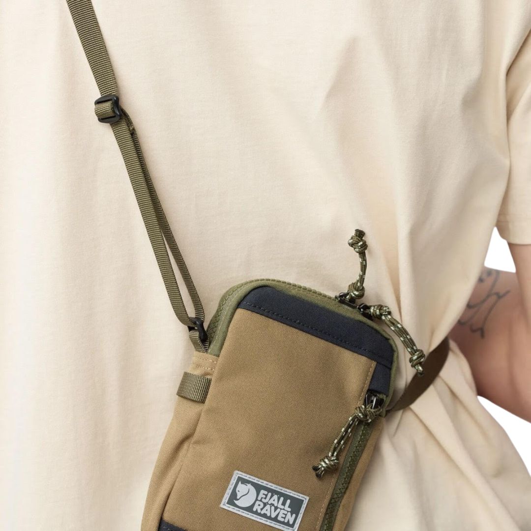 Bolso Fjällräven Vardag Pocket Small en color green clay llevado cruzado en la espalda.