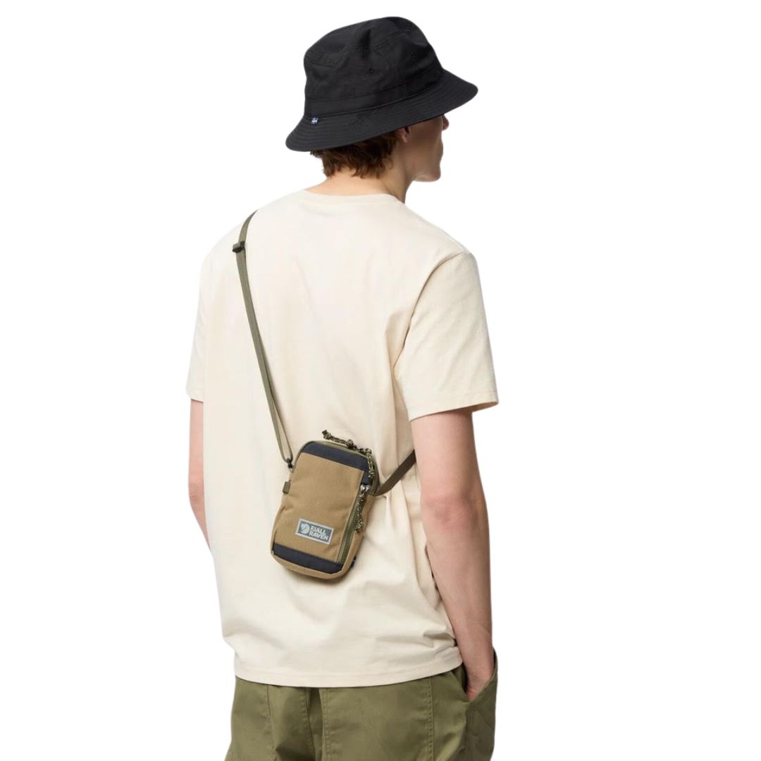 Bolso Fjällräven Vardag Pocket Small en color green clay con porta llaves integrado.
