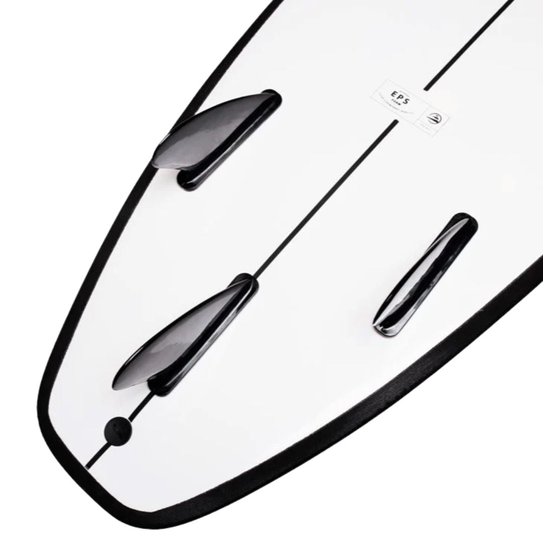 Detalle de las quillas instaladas en la tabla de surf mini long Flysurf Cold Hawaii 8.0 con núcleo EPS.