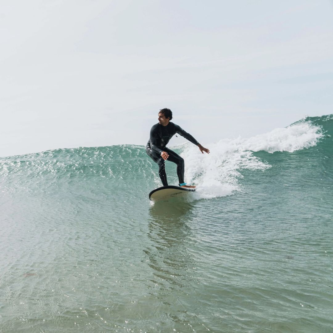 Surfista girando en una ola con la tabla de surf mini long Flysurf Cold Hawaii 8.0.