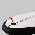Detalle del leash plug de la tabla Flysurf Cold Hawaii 8.0 con cuerda naranja.