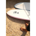Detalle de tablas FLYSURF Do It Your Wave softboard en la arena, deck blanco con cantos de color y logo Fly, tablas de surf evolutivas para progresión.