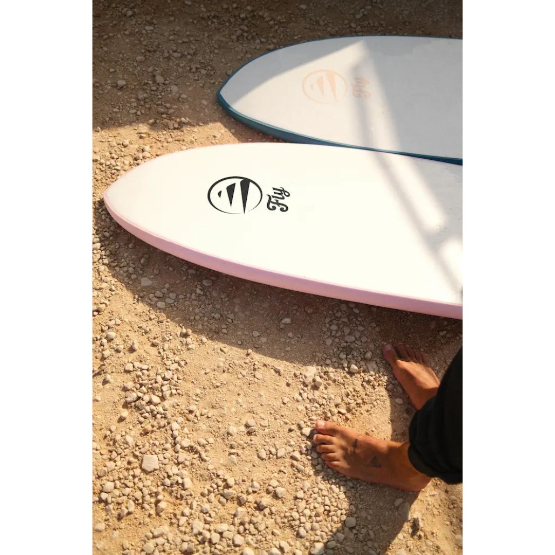 Detalle de tablas FLYSURF Do It Your Wave softboard en la arena, deck blanco con cantos de color y logo Fly, tablas de surf evolutivas para progresión.