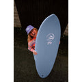 Surfista sujetando tabla de surf softboard FLYSURF Do It Your Wave 6.4 Blue Wave azul con logo Fly en el deck, tabla maniobrable para surfistas intermedios.