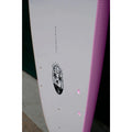 Detalle de la base blanca de la tabla de surf Flysurf Sea Calling 7.2 rosa con medidas 7’2 x 22 5/8 x 2 7/8 y sistema de quillas VPS.