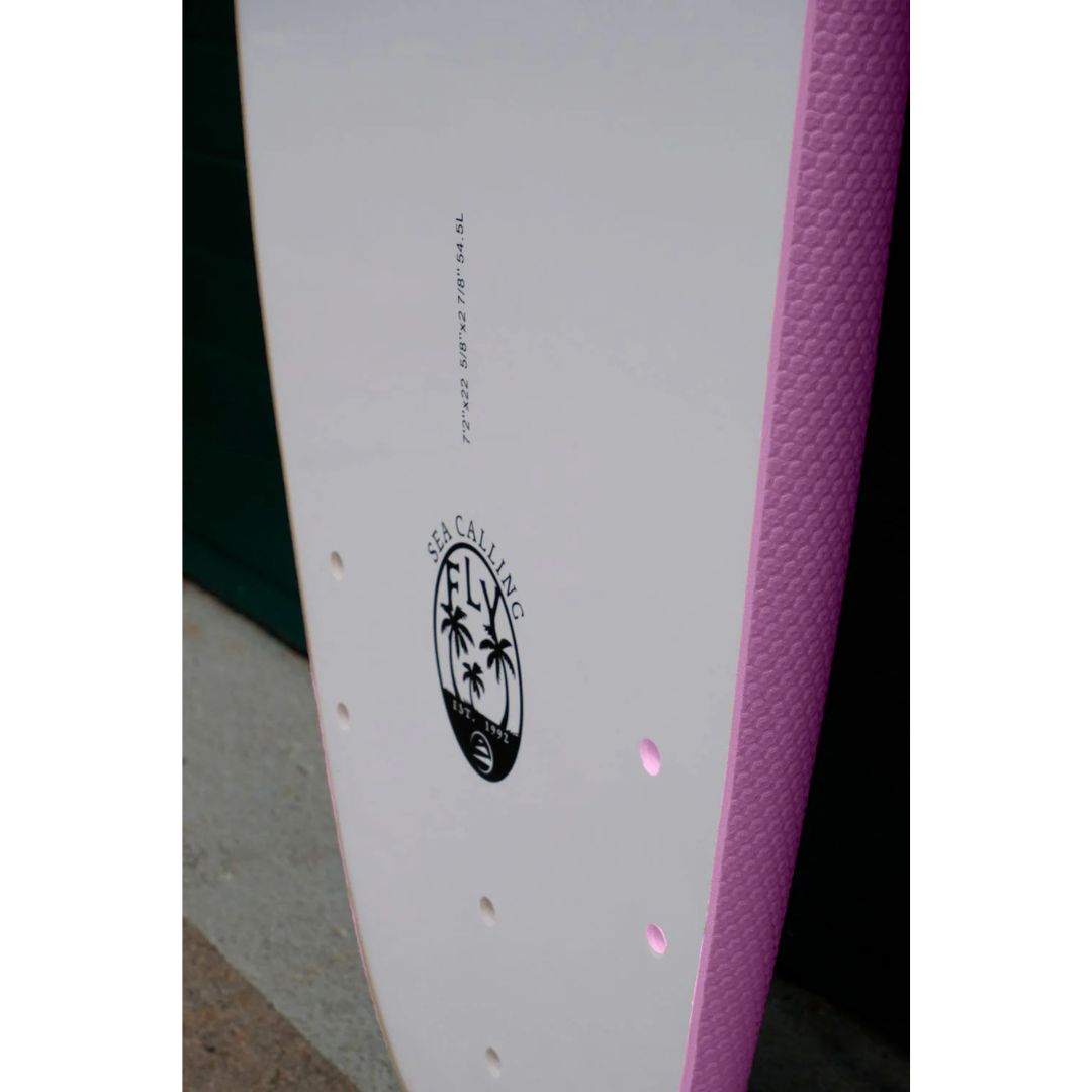 Detalle de la base blanca de la tabla de surf Flysurf Sea Calling 7.2 rosa con medidas 7’2 x 22 5/8 x 2 7/8 y sistema de quillas VPS.