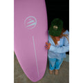 Detalle del nose de la tabla de surf Flysurf Sea Calling 7.2 rosa con logo Flysurf y textura antideslizante del deck.