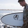 Surfista realizando un giro en una ola con la tabla evolutiva Flysurf The Traveller 6.6.