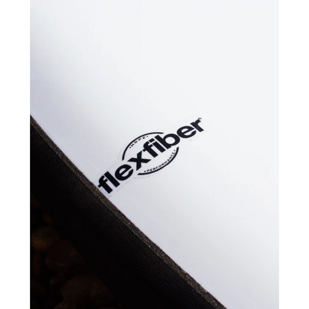 Detalle del logo Flex-Fiber en la tabla de surf evolutiva Flysurf The Traveller 6.6.