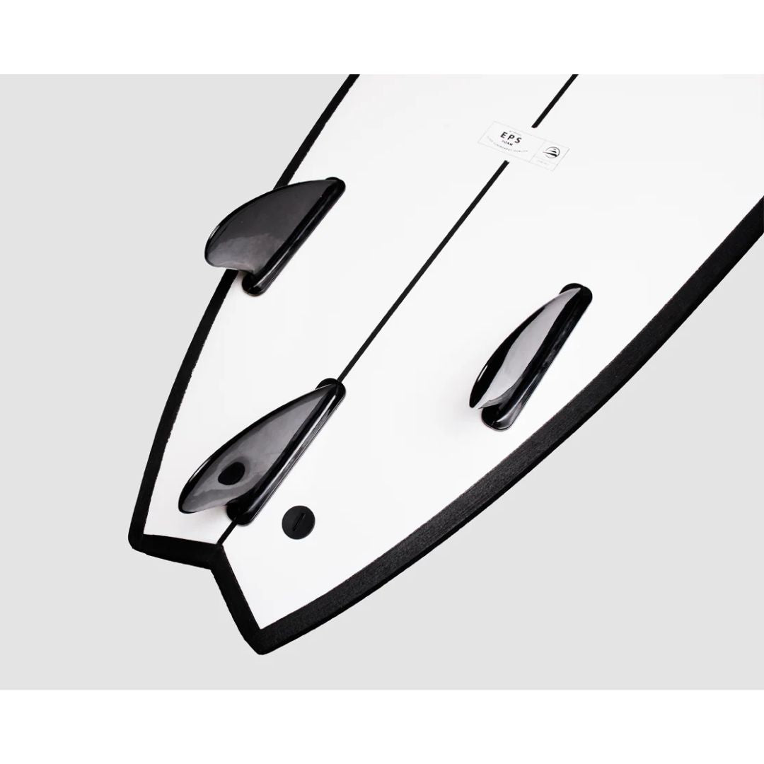 Detalle de la cola de la tabla Flysurf The Traveller 6.6 con sistema de quillas VPS y leash plug.
