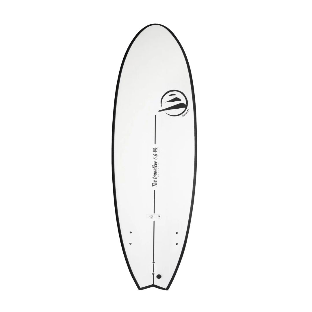 Tabla de surf Flysurf The Traveller 6.6 vista inferior con logo Flysurf y cola swallow tail en color blanco con cantos negros.