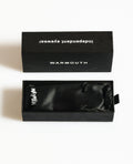 Estuche rígido negro Warmouth Eyewear con funda de microfibra negra para gafas de sol Kelly Kook