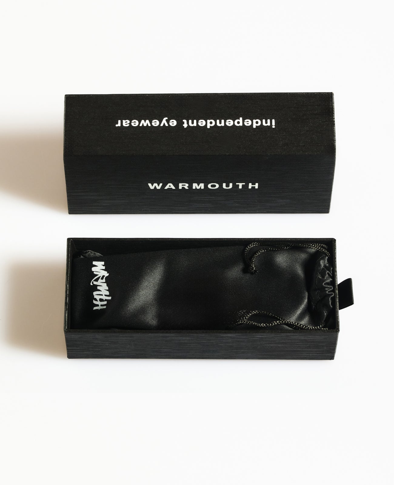 Caja de presentación Warmouth Eyewear con funda protectora negra para gafas de sol Mad Max Cream.