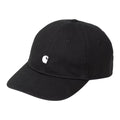 Carhartt WIP Madison Logo Cap en color negro con detalle blanco, vista frontal de tres cuartos. Gorra de seis paneles sin estructura en sarga de algodón prelavada en negro con logo duck de Carhartt WIP bordado en blanco en el panel frontal, visera curva firme y ojales de ventilación bordados.