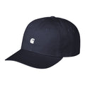 Carhartt WIP Madison Logo Cap en color dark navy con detalle blanco, vista frontal de tres cuartos. Gorra de seis paneles sin estructura en sarga de algodón prelavada en azul marino oscuro con logo duck de Carhartt WIP bordado en blanco en el panel frontal, visera curva y ojales de ventilación bordados.
