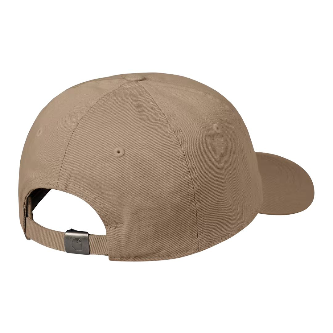 Carhartt WIP Madison Logo Cap en color leather con detalle blanco, vista trasera. Gorra de seis paneles en sarga de algodón prelavada en beige piedra con correa ajustable y hebilla metálica personalizada con logo Carhartt WIP en el cierre trasero.