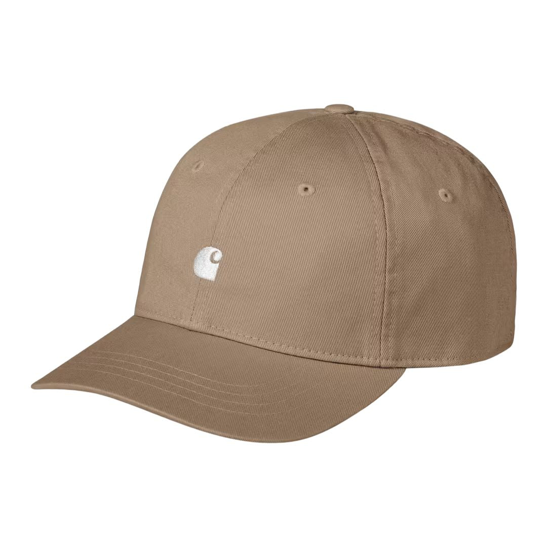 Carhartt WIP Madison Logo Cap en color leather con detalle blanco, vista frontal de tres cuartos. Gorra de seis paneles sin estructura en sarga de algodón prelavada en beige piedra con logo duck de Carhartt WIP bordado en blanco en el panel frontal, visera curva firme y ojales de ventilación bordados.