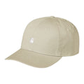 Carhartt WIP Madison Logo Cap en color stone con detalle blanco, vista frontal de tres cuartos. Gorra de seis paneles sin estructura en sarga de algodón prelavada en beige piedra con logo duck de Carhartt WIP bordado en blanco en el panel frontal, visera curva firme y ojales de ventilación bordados.