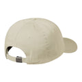Carhartt WIP Madison Logo Cap en color stone con detalle blanco, vista trasera. Gorra de seis paneles en sarga de algodón prelavada en beige piedra con correa ajustable y hebilla metálica personalizada con logo Carhartt WIP en el cierre trasero.