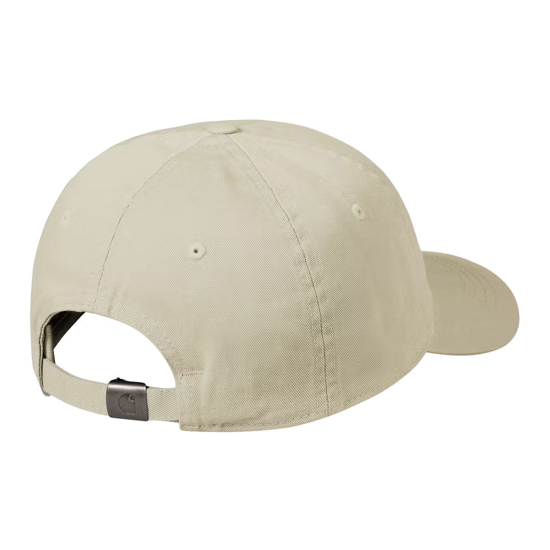 Carhartt WIP Madison Logo Cap en color stone con detalle blanco, vista trasera. Gorra de seis paneles en sarga de algodón prelavada en beige piedra con correa ajustable y hebilla metálica personalizada con logo Carhartt WIP en el cierre trasero.