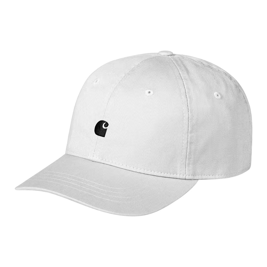 Carhartt WIP Madison Logo Cap en color blanco con detalle negro, vista frontal de tres cuartos. Gorra de seis paneles sin estructura en sarga de algodón prelavada en blanco con logo duck de Carhartt WIP bordado en negro en el panel frontal, visera curva firme y ojales de ventilación bordados.