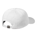 Carhartt WIP Madison Logo Cap en color blanco con detalle negro, vista trasera. Gorra de seis paneles en sarga de algodón prelavada en blanco con correa ajustable y hebilla metálica personalizada con logo Carhartt WIP en el cierre trasero.