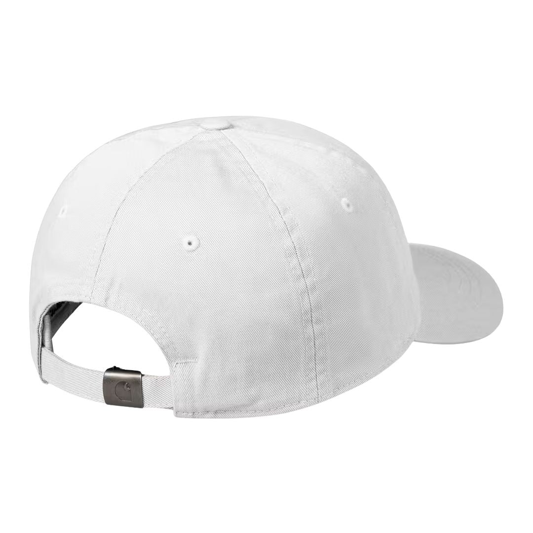 Carhartt WIP Madison Logo Cap en color blanco con detalle negro, vista trasera. Gorra de seis paneles en sarga de algodón prelavada en blanco con correa ajustable y hebilla metálica personalizada con logo Carhartt WIP en el cierre trasero.