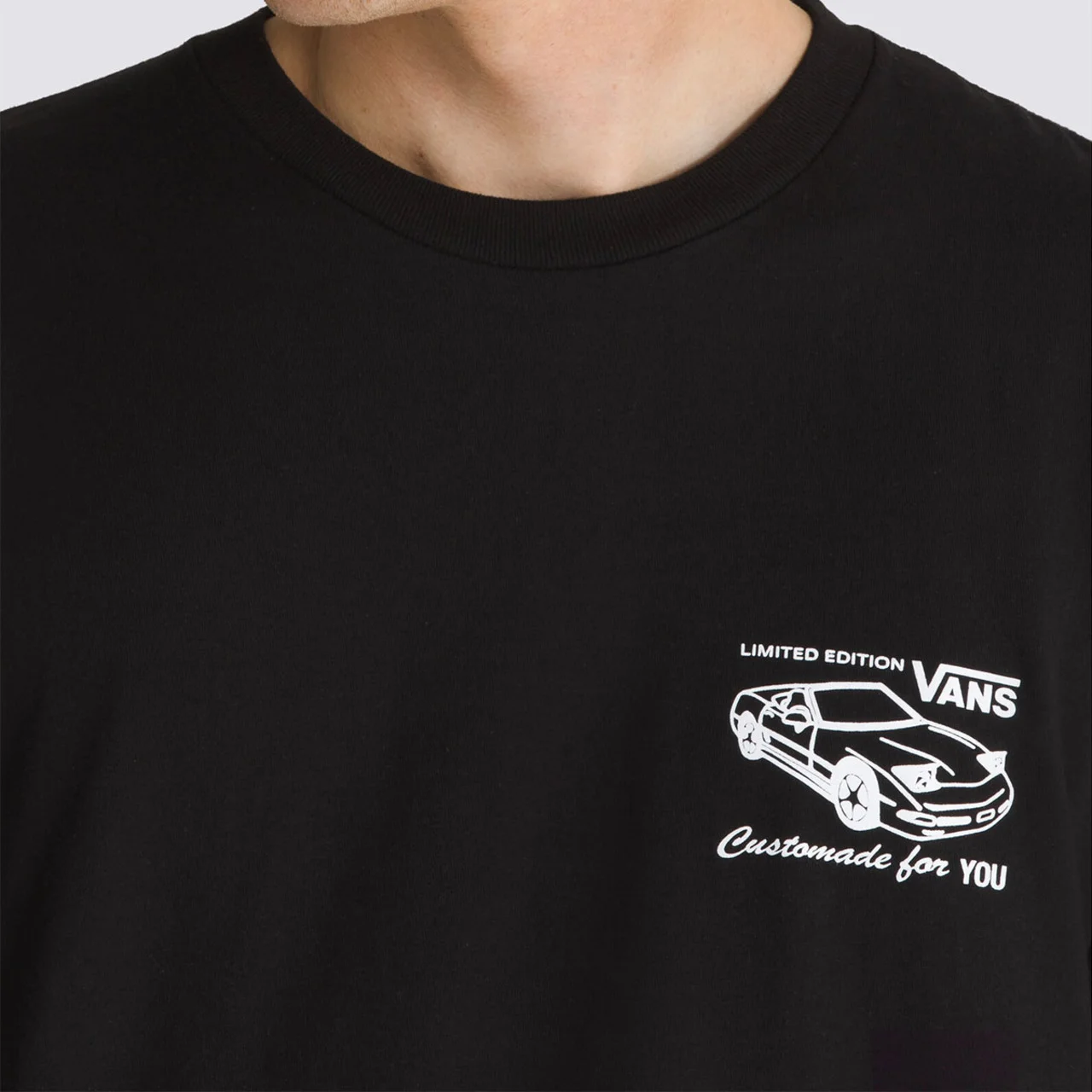 Cuello y estampado de la de la Camiseta Vans Motors SS Black, customizada para ti