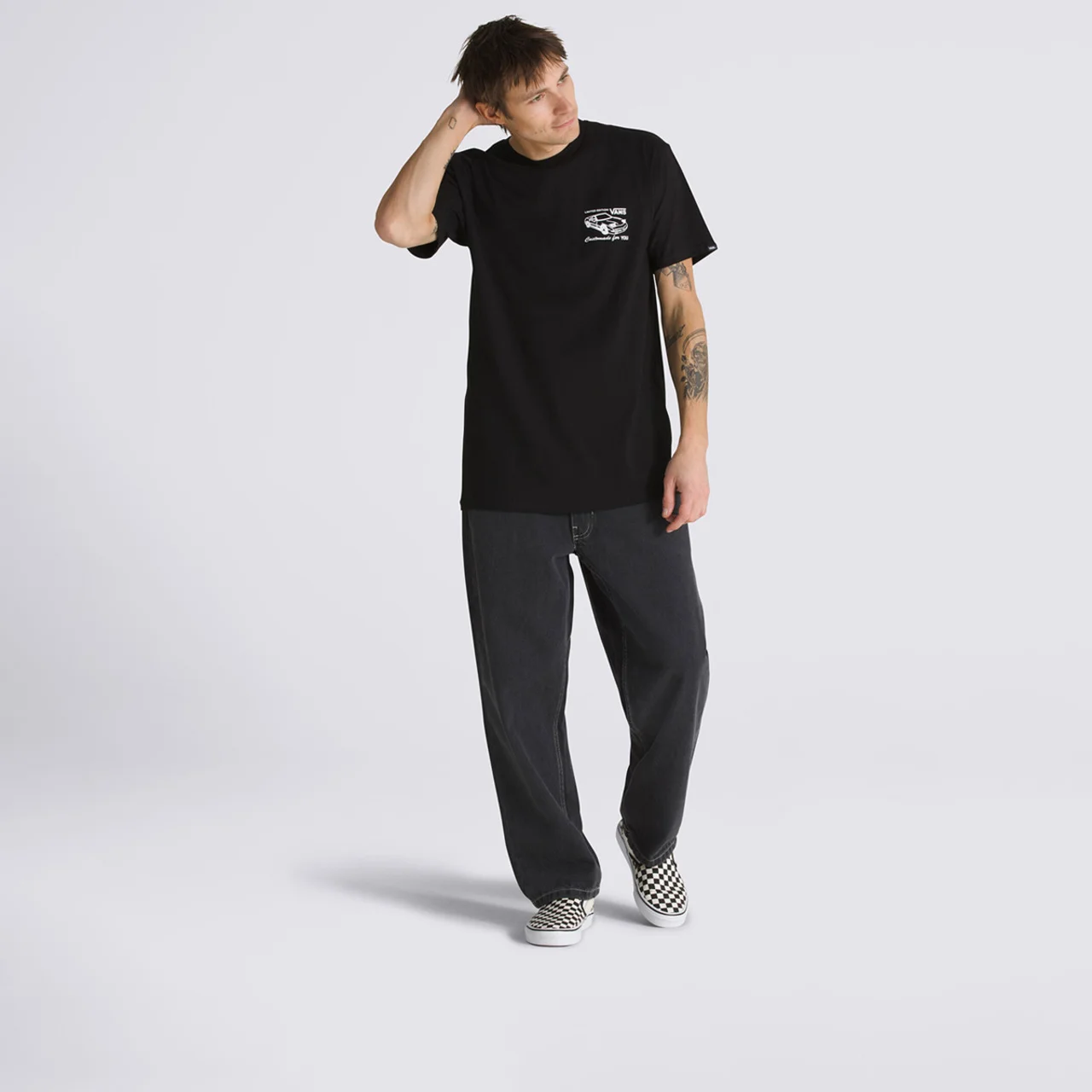 Hombre con la Camiseta Vans Motors SS Black y vaqueros