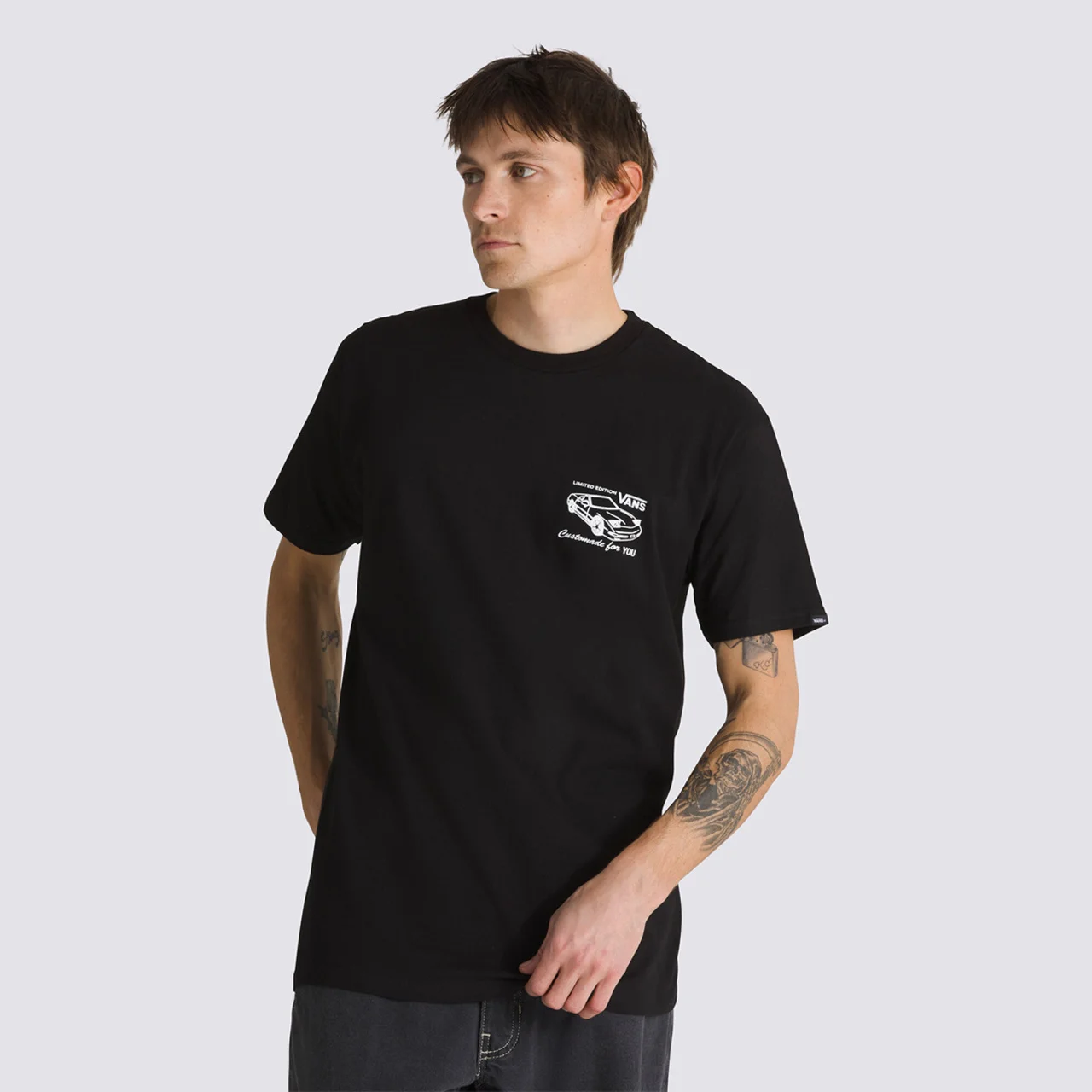 Camiseta Vans Motors SS Black, un toque de clase frontal