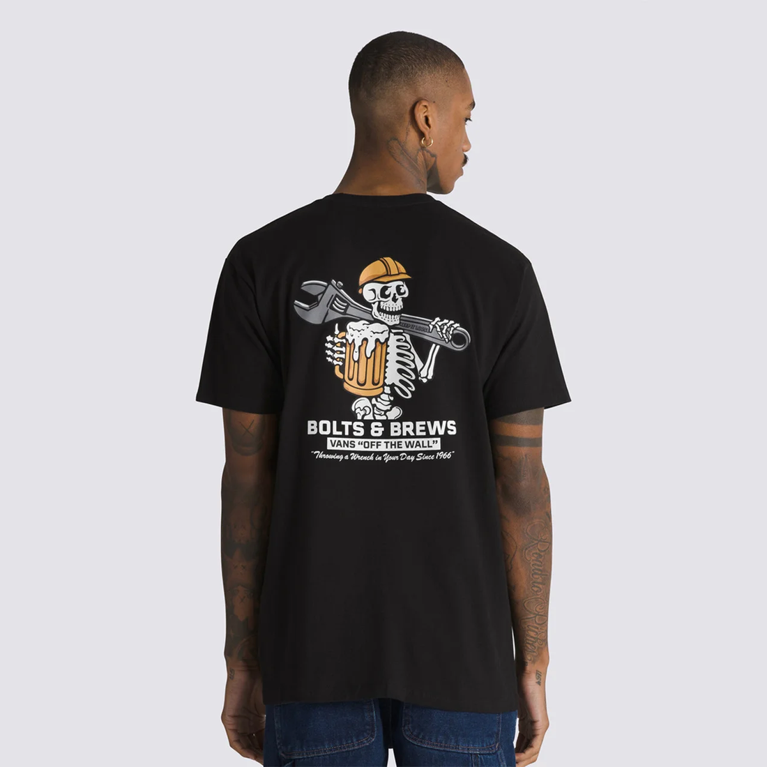 Camiseta Vans Wrenched SS Black con un esqueleto con una cerveza y una llave inglesa