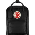Vista frontal directa de la mochila Fjällräven Kånken Mini en color negro, mostrando logo rojo y bolsillos con costuras reforzadas