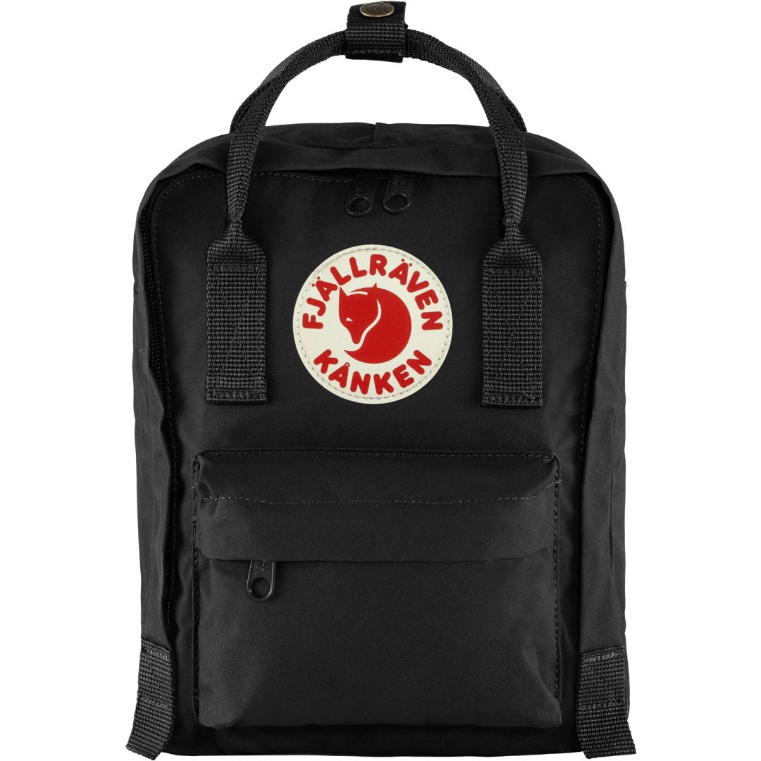 Vista frontal directa de la mochila Fjällräven Kånken Mini en color negro, mostrando logo rojo y bolsillos con costuras reforzadas