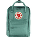 Vista frontal completa de la mochila Fjällräven Kånken Mini en color verde Frost Green, mostrando el icónico logo rojo y tiradores superiores de cinta