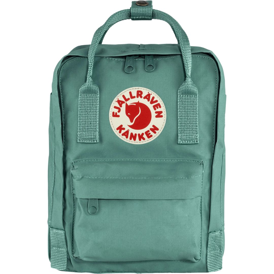 Vista frontal completa de la mochila Fjällräven Kånken Mini en color verde Frost Green, mostrando el icónico logo rojo y tiradores superiores de cinta