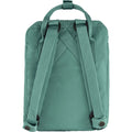 Vista posterior de la mochila Fjällräven Kånken Mini en tono Frost Green, con correas ajustables cruzadas y costuras reforzadas