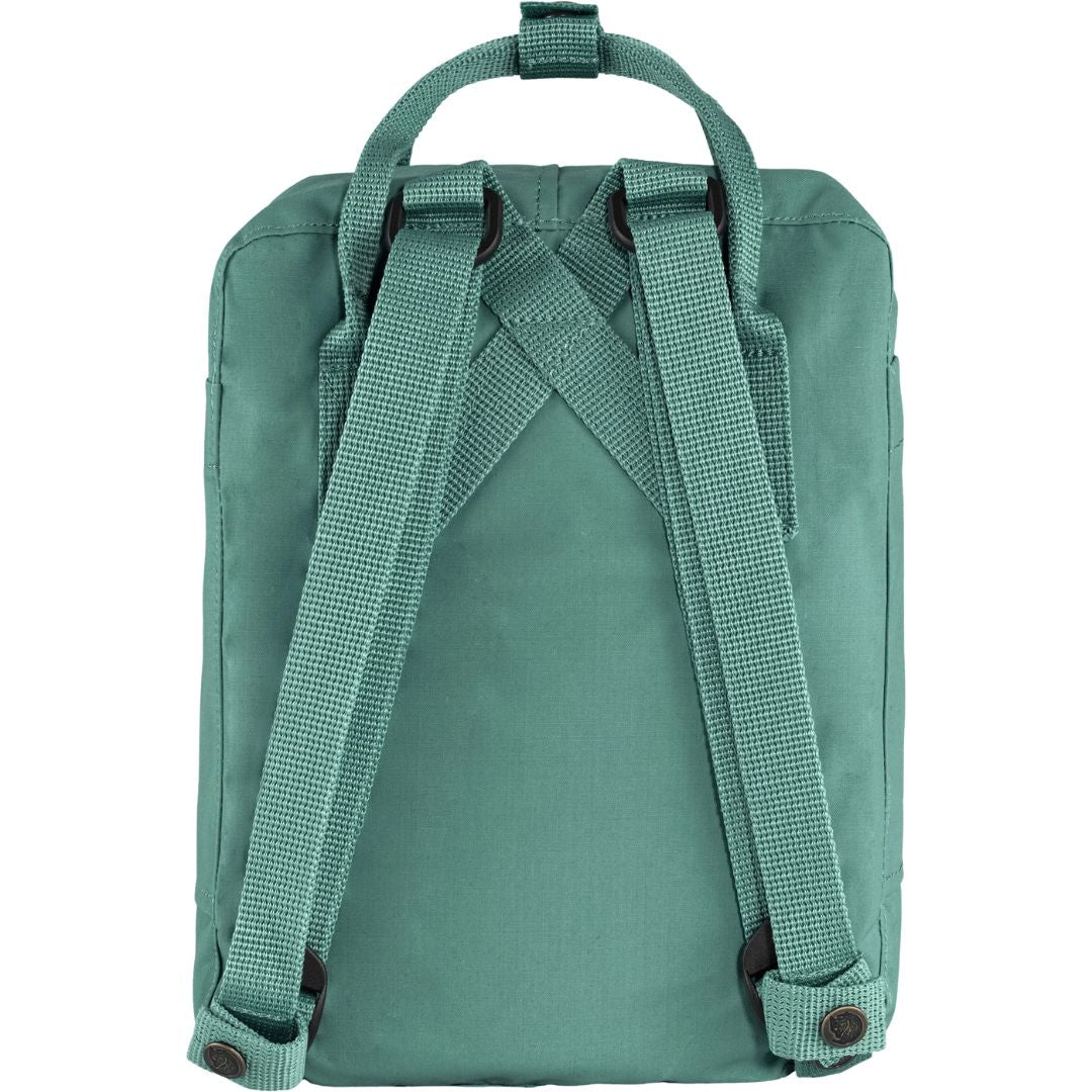 Vista posterior de la mochila Fjällräven Kånken Mini en tono Frost Green, con correas ajustables cruzadas y costuras reforzadas