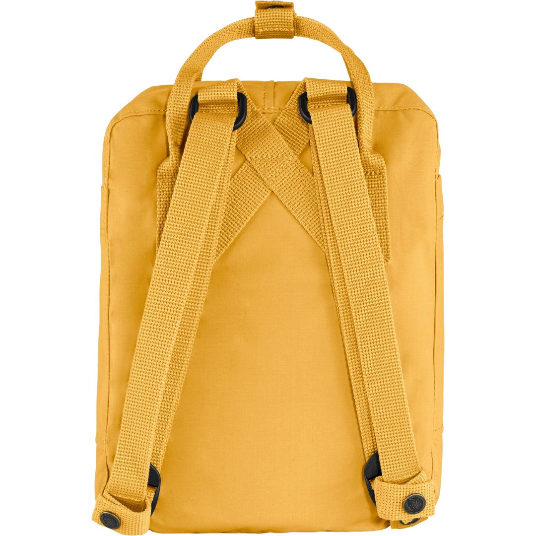 Vista trasera de la mochila Fjällräven Kånken Mini color ocre, con asas superiores y tirantes ajustables cruzados
