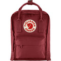 Vista frontal de la mochila Fjällräven Kånken Mini en color Ox Red, con logo reflectante y bolsillo exterior con cremallera