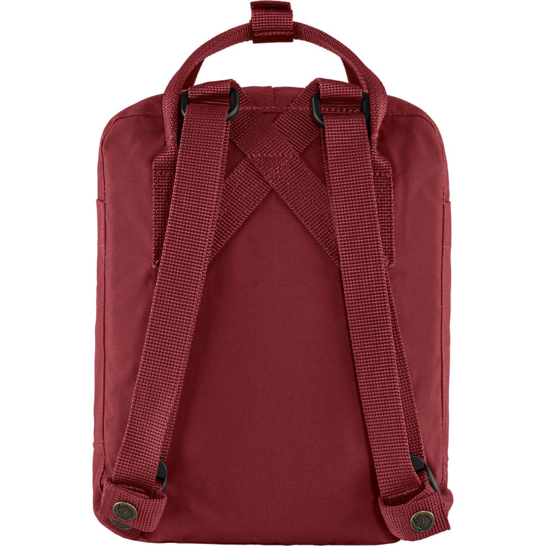 Vista posterior de la Fjällräven Kånken Mini Ox Red mostrando el diseño en X de las correas y hebillas metálicas inferiores