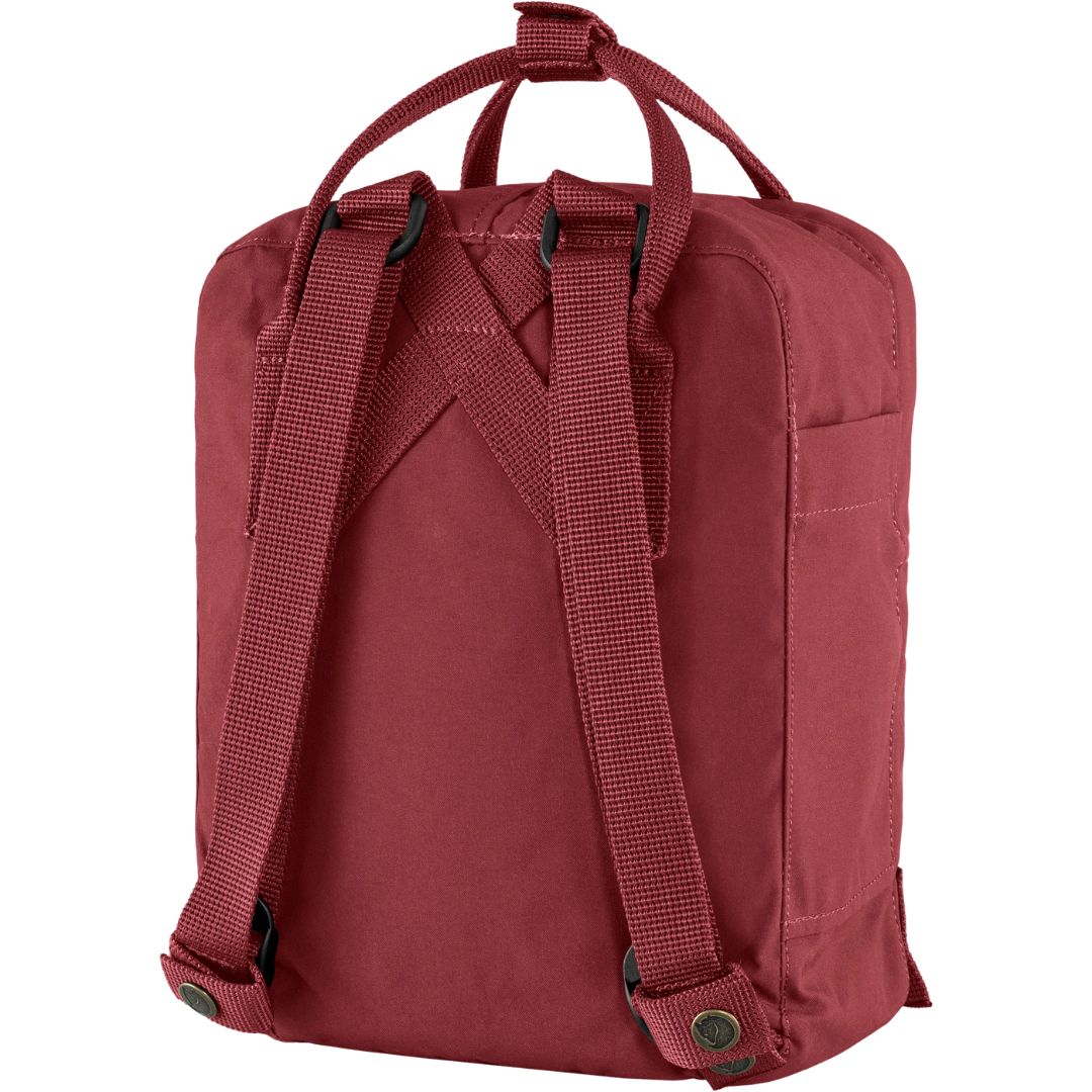 Vista trasera de la mochila Fjällräven Kånken Mini en color Ox Red, con tirantes ajustables y asas superiores reforzadas