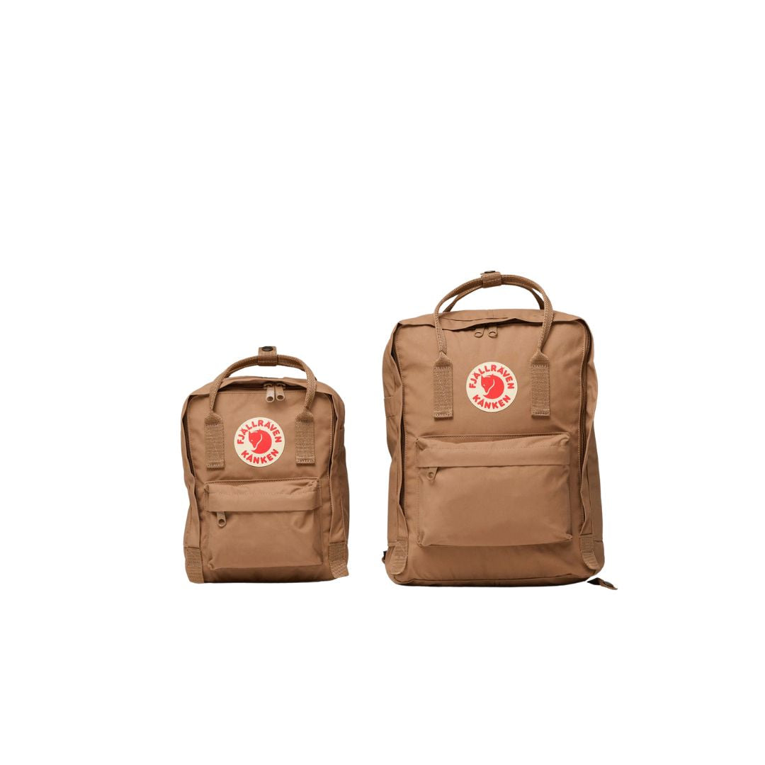 Comparativa frontal entre mochilas Fjällräven Kånken y Kånken Mini en color arena, colocadas en el suelo sobre fondo blanco