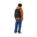 Hombre con la Mochila unisex Carhartt WIP Kickflip Backpack negra espalda