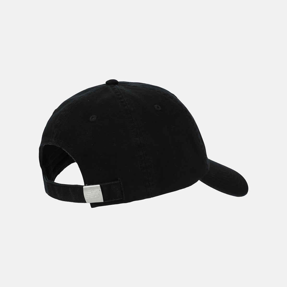 Gorra New Balance 6 Panel NB Patch Logo en color negro, vista en ángulo.