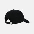 Gorra New Balance 6 Panel NB Patch Logo en color negro, vista trasera con cierre ajustable.