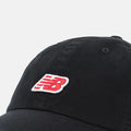 Detalle del log NB en rojo de la Gorra New Balance 6 Panel NB Patch Logo en color negro